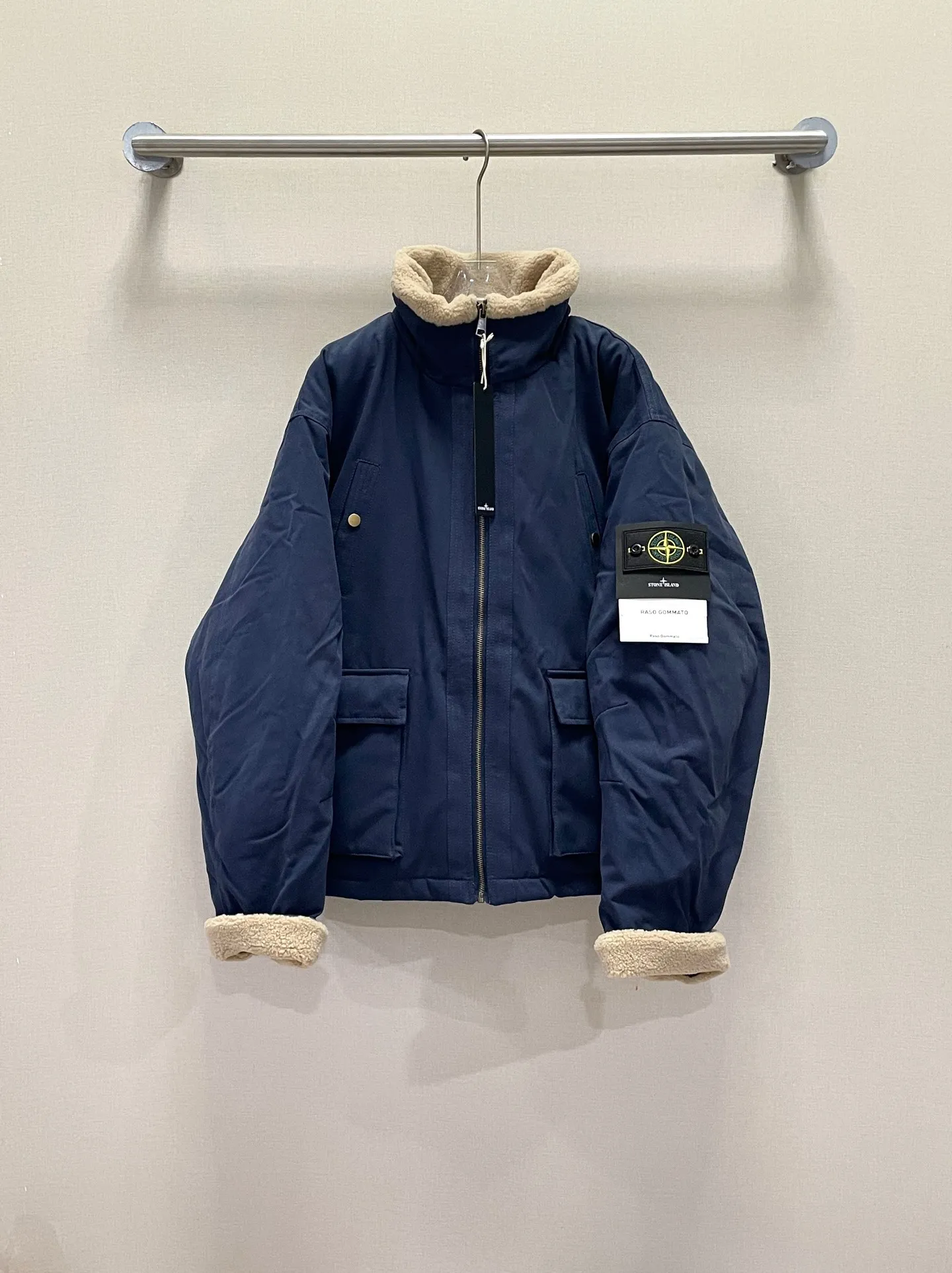 P480 STONE ISLAND/STONE ISLAND spliced stand-collar flight suit cotton jacket Made of new fabrics, full vertical grain fabric ⚠️Recommend dry cleaning Do not machine wash and soak Easy to take care of when dirty It is not recommended to throw it directly into the washing machine Must-have in winter Windproof and warm Slim and versatile Uniform style for men and women Original loose version You can feel the warmth when you wear it Comfortable and soft Full of elasticity Comparable to a down jacket Customized badge Spliced plush Good warmth retention Color: Navy Off-white